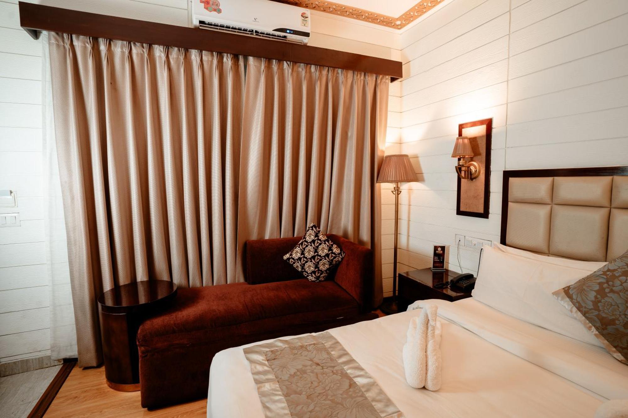 Sinon Baga Retreat Hotel Bagian luar foto