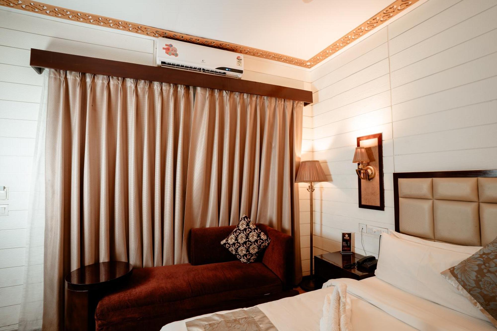 Sinon Baga Retreat Hotel Bagian luar foto